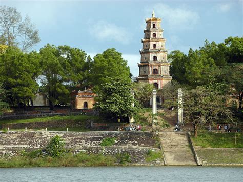 วัดthiên mụ! สถานที่ศักดิ์สิทธิ์ที่มีประวัติยาวนานและสถาปัตยกรรมอันงดงามในหวิ่ญเต๊าะ